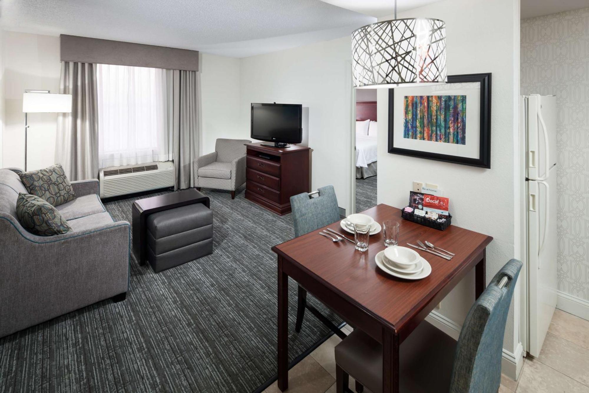 โฮมวู้ด สวีท บาย ฮิลตัน ฮันต์สวิลล์ วิลเลจ ออฟ โพรวิเดนซ์ Hotel ภายนอก รูปภาพ